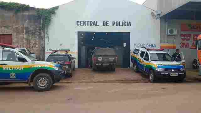 Dupla apanha de testemunhas após roubar papelaria