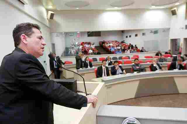 Deputados aprovam projeto que assegura a compra de máquinas, tratores e equipamentos