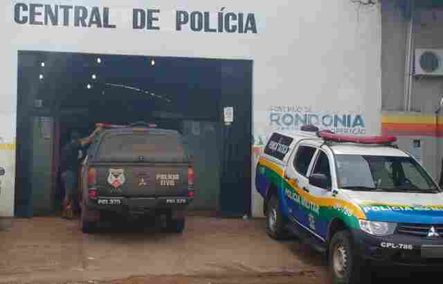 Polícia prende dois suspeitos por porte ilegal de arma e moto furtada