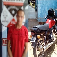 Jovem suspeito de roubos é detido com moto furtada e adulterada