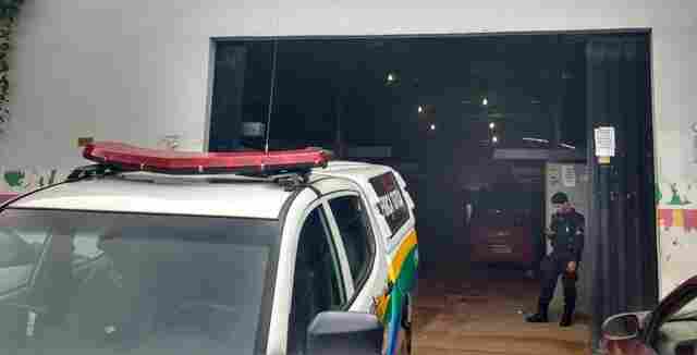 Inconformada com separação, mulher invade casa da mãe do ex e o agride com socos