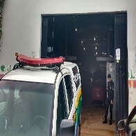 Inconformada com separação, mulher invade casa da mãe do ex e o agride com socos