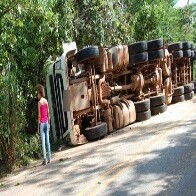 Carregada de soja, carreta tomba na BR-435