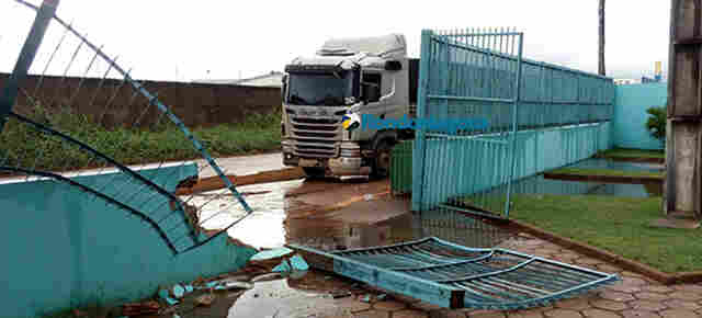 Motorista de carreta passa mal, invade o Sesi e destrói muro