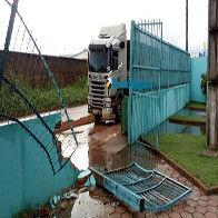 Motorista de carreta passa mal, invade o Sesi e destrói muro