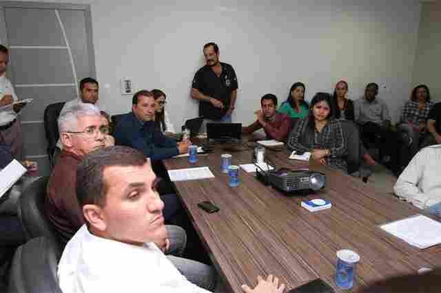 Prefeitura faz parceria para resolver problema do aterro em Vila Nova Mutum