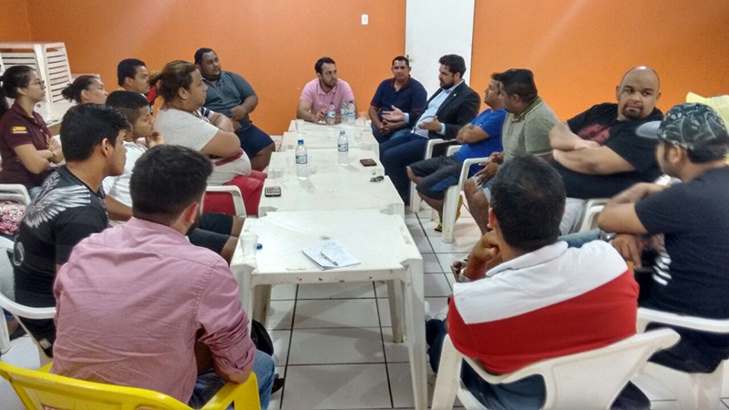 Deputado Jean e vereador Márcio Oliveira discutem parcerias com moradores do Tucumanzal