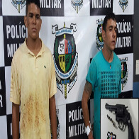 Após assaltar mulheres, bandidos são presos com revólver e moto roubada