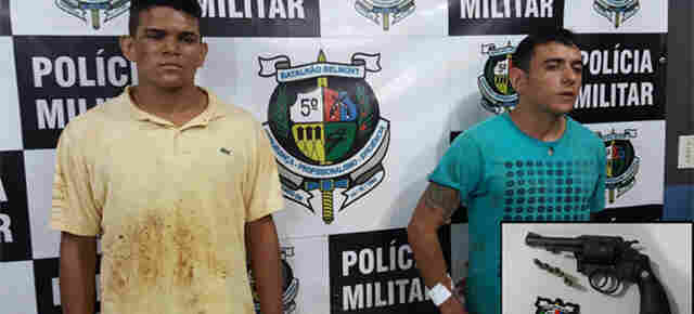 Após assaltar mulheres, bandidos são presos com revólver e moto roubada