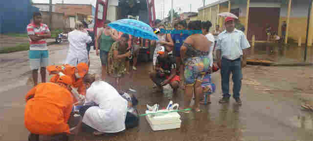 Quatro pessoas ficam feridas em acidente entre carro e moto na capital