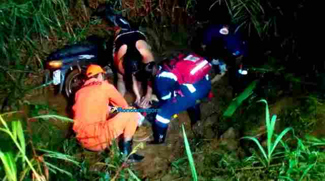 Motociclista é fechada por carro e cai em vala na Zona Sul da capital