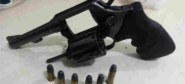 Jovem de 20 anos convida adolescente para roubar esposa de desafeto e acabam detidos na Zona Sul