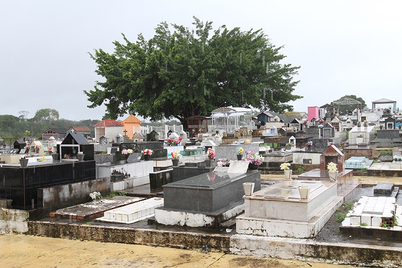 Prefeito lança programa de limpeza de cemitérios