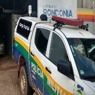 Homem urina em pátio de posto de combustível e três acabam presos após confusão