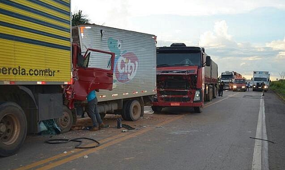 Acidente com três caminhões deixa dois presos às ferragens em veículo da City Lar
