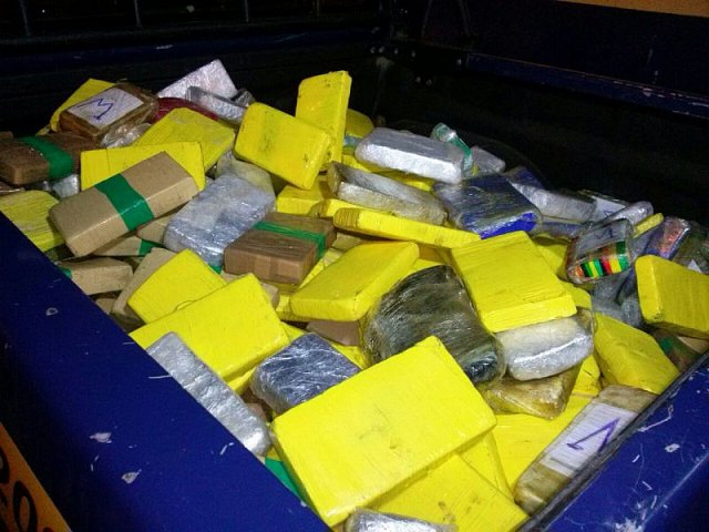 Caminhoneiro é preso com mais de 300 quilos de cocaína em Ariquemes