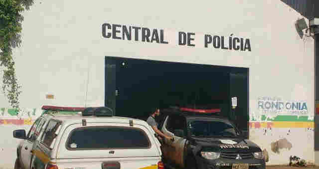 Durante abordagem policial, homem furta peça da viatura e é preso em flagrante