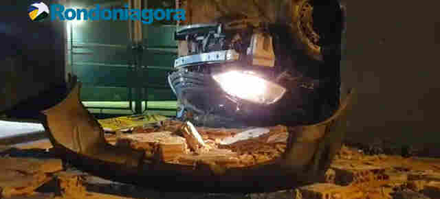 Vídeo: Motorista perde o controle do carro, capota e destrói muro de hospital em Porto Velho