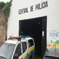 Idosa repreende filho por urinar na porta da casa e é agredida, em Porto Velho