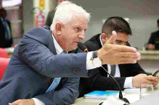 Airton indica alteração de lei que cria cargo de analista ambiental biólogo e químico