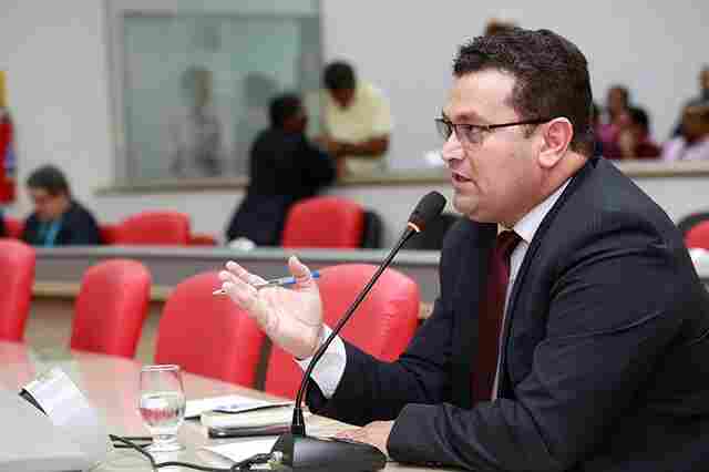 Ezequiel apresenta projeto que impede estacionamentos de não se responsabilizarem por prejuízo nos veículos