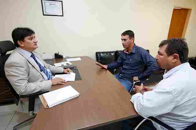 Cleiton Roque atende vereadores de Parecis