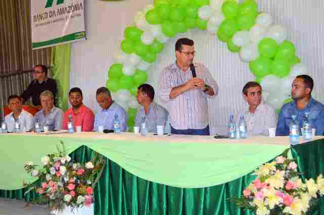 Deputado Ezequiel participa da entrega de implementos em Machadinho
