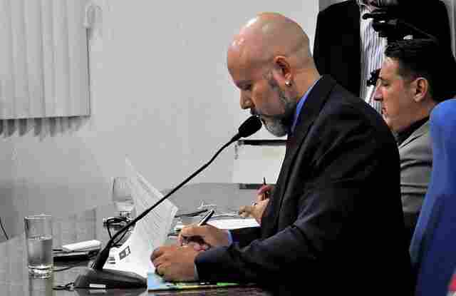 Vereador diz que população pede melhorias no serviço de táxi e avalia entrada da Uber na capital