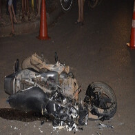 Motociclista morre esmagado ao colidir contra carreta