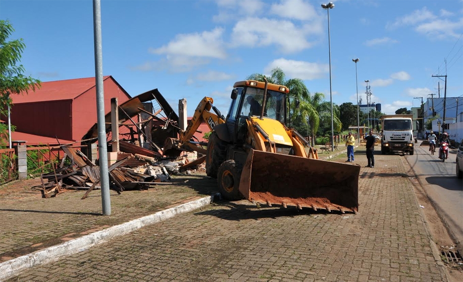 Prefeitura derruba quiosques abandonados no Centro Histórico de Porto Velho