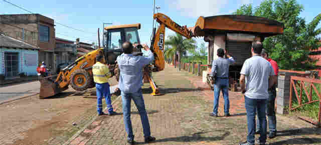 Prefeitura derruba quiosques abandonados no Centro Histórico de Porto Velho