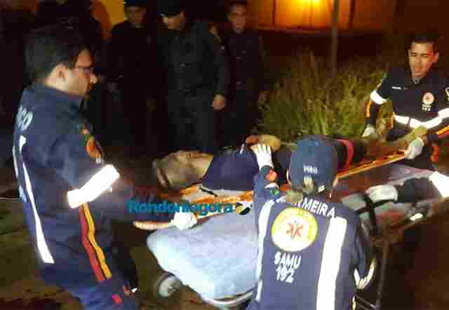 Durante assalto, jovem leva facada no pescoço em parada de ônibus