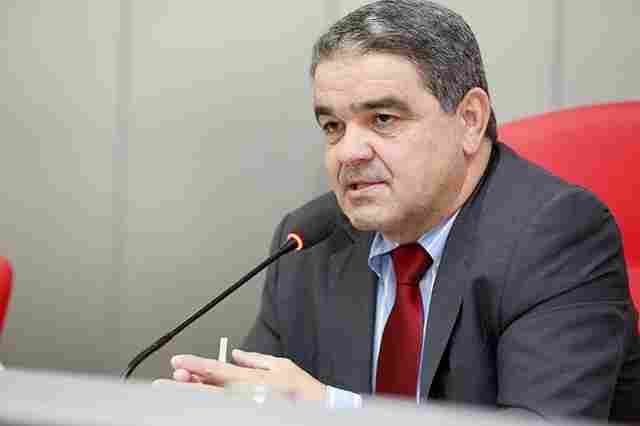 Aélcio da TV indica homenagem à Escola 21 de Abril, na capital