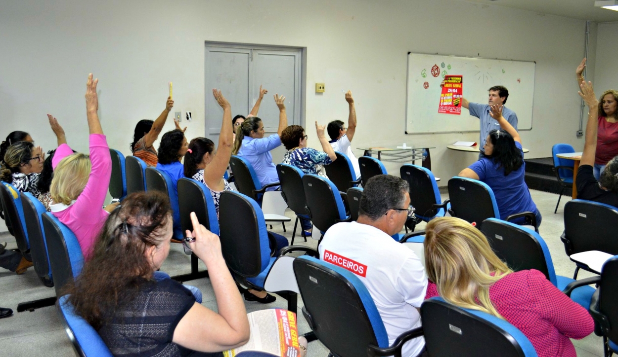 Mais servidores federais aprovam adesão de greve geral do dia 28