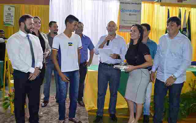 Cleiton Roque participa de entrega de netbooks e destaca visão futurística do governador