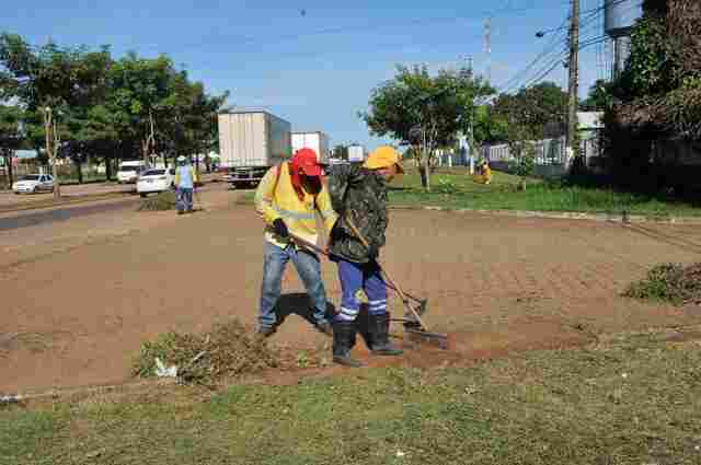 Principal via da zona norte, Costa e Silva passa por limpeza geral