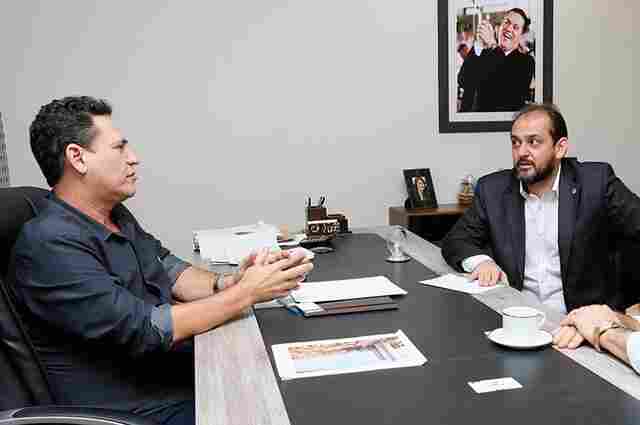 Maurão de Carvalho e Laerte Gomes homenageiam Paulo Moraes