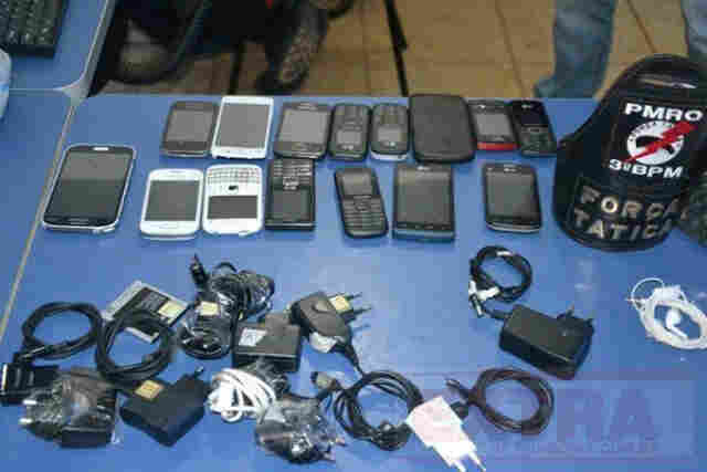 Bando é preso com drogas e celulares que seriam jogados dentro de presídio