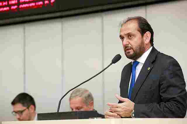 Laerte Gomes aponta necessidade serviços em centros esportivos do bairro Cohab