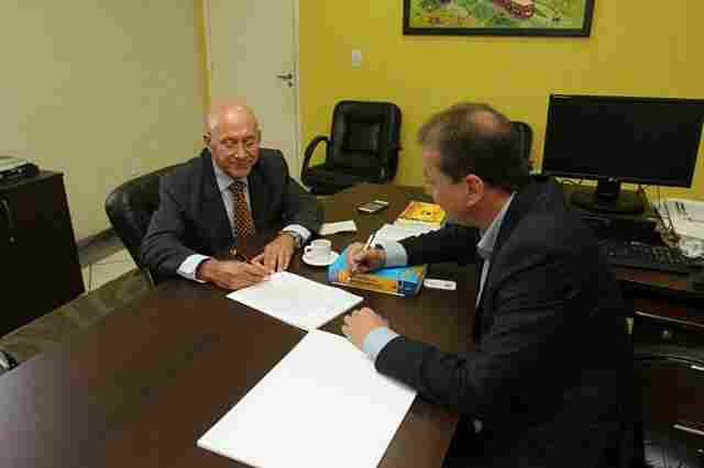 Governador assina transferência do prédio do relógio para a Prefeitura