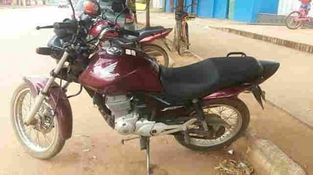 Criminosos invadem residência e furtam moto e TV enquanto proprietário dormia