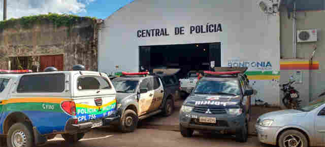 Homem é preso após esfaquear a esposa de 17 anos durante briga por ciúmes na capital