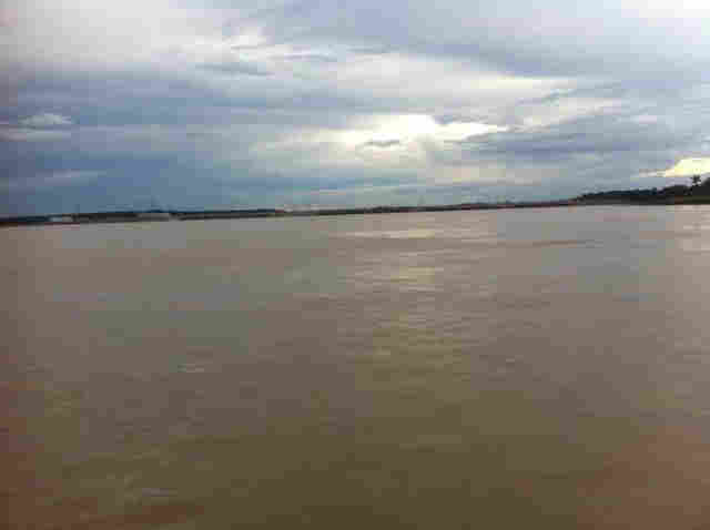 Barco vira com cinco pessoas no Rio Madeira na região de Jacy; adolescente está desaparecido