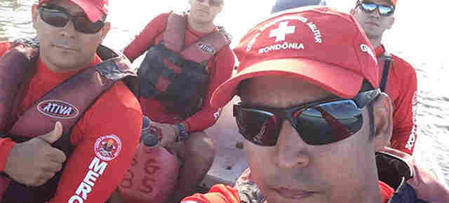 Bombeiros seguem as buscas por adolescente desaparecido no Rio Madeira