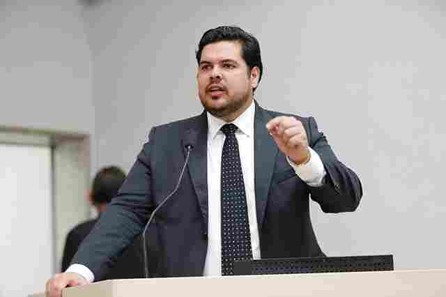 Jean de Oliveira solicita serviço de tapa-buraco em União Bandeirantes