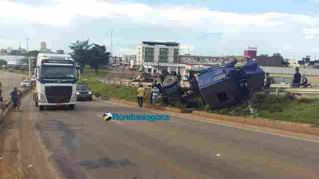 Caminhão tomba na subida do viaduto do Trevo do Roque