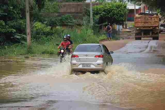 Chuva intensa causa estragos em Cacoal