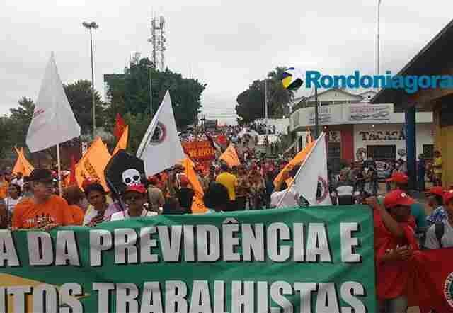 Greve geral: Adesão aumenta e centenas de trabalhadores saem às ruas de Porto Velho contra reformas