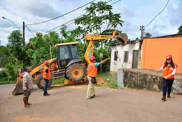Casas desocupadas são demolidas pela defesa Civil Municipal