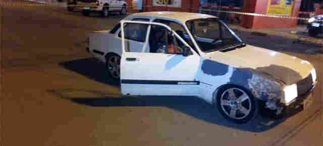 PM prende dois momentos após homem ser assassinado dentro de carro